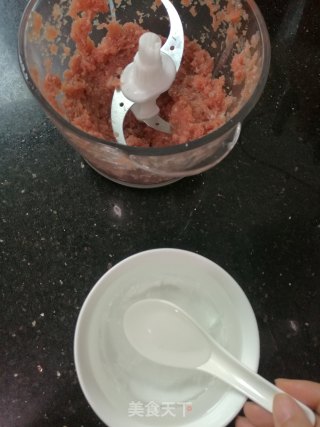 猪肉丸的做法步骤：2