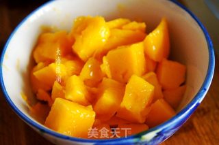 鲜榨芒果汁的做法步骤：2