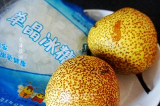 冰糖炖雪梨的做法步骤：1