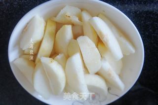 冰糖炖雪梨的做法步骤：2