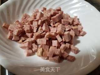 榨菜午餐肉炒饭的做法步骤：2