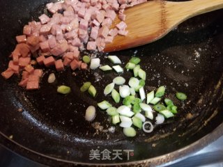 榨菜午餐肉炒饭的做法步骤：6