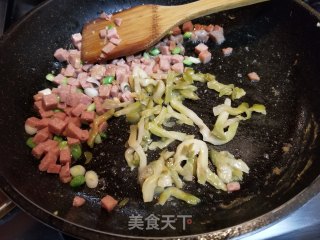 榨菜午餐肉炒饭的做法步骤：7