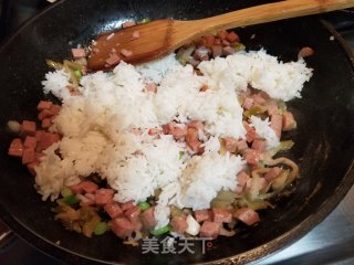 榨菜午餐肉炒饭的做法步骤：8