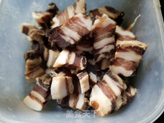 腊肉豆干炒菜花的做法步骤：1