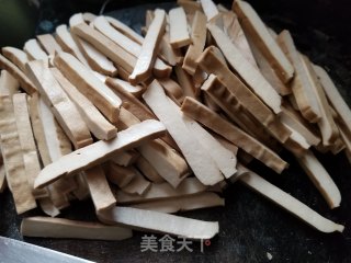 腊肉豆干炒菜花的做法步骤：3
