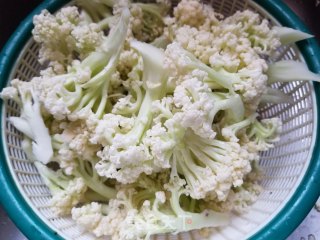 腊肉豆干炒菜花的做法步骤：4