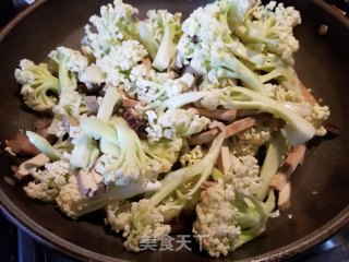 腊肉豆干炒菜花的做法步骤：7