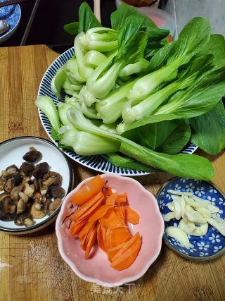 香菇胡萝卜炒青菜的做法步骤：2
