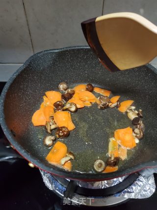 香菇胡萝卜炒青菜的做法步骤：5