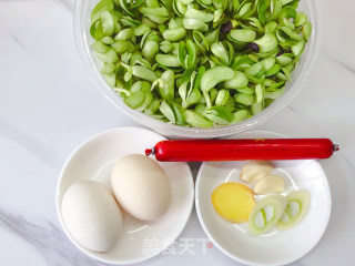 火腿鸡蛋炒黑豆苗的做法步骤：1