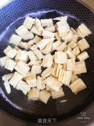 凉拌黄瓜腐竹花生米的做法步骤：1