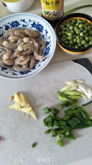 豌豆炒虾仁的做法步骤：1