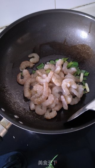 豌豆炒虾仁的做法步骤：3