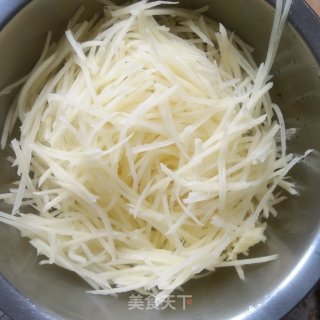 芹菜炒土豆丝的做法步骤：1
