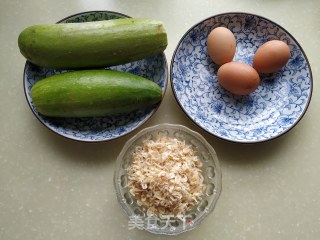 小瓜鸡蛋虾皮粉条馅饼的做法步骤：1