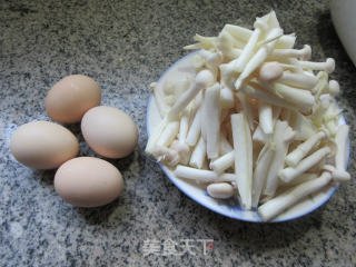 鸡蛋烧海鲜菇的做法步骤：1
