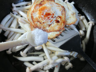 鸡蛋烧海鲜菇的做法步骤：7
