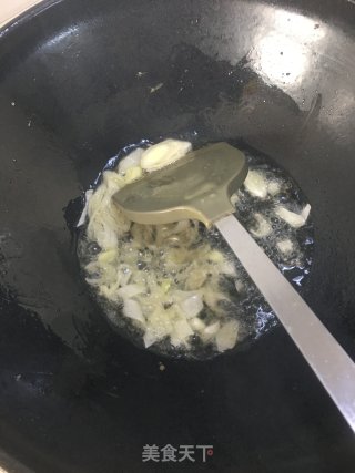 鸡蛋炸酱面的做法步骤：4