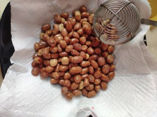 炸花生米的做法步骤：4