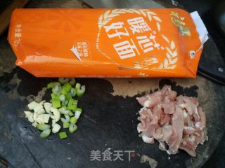 肉丝酸汤面的做法步骤：1