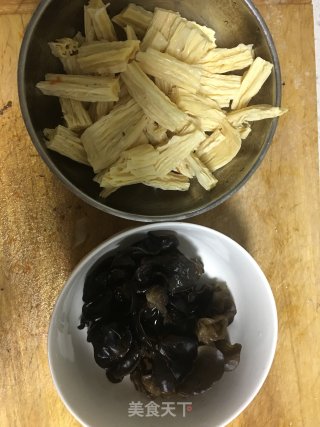 香菇木耳烧腐竹的做法步骤：1