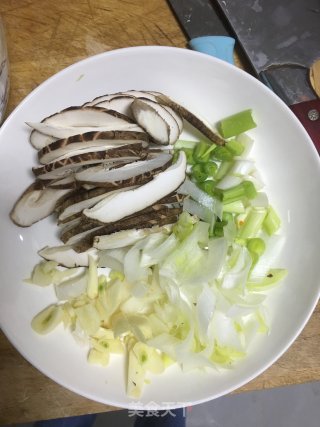 香菇木耳烧腐竹的做法步骤：2