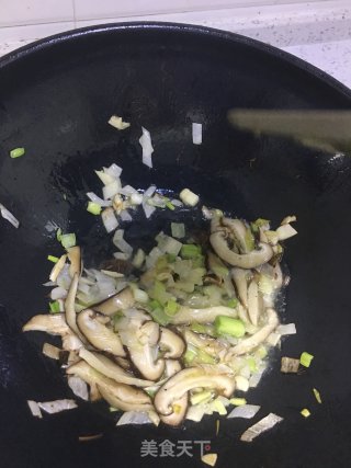 香菇木耳烧腐竹的做法步骤：4