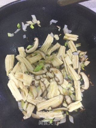 香菇木耳烧腐竹的做法步骤：5