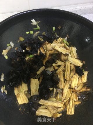 香菇木耳烧腐竹的做法步骤：6