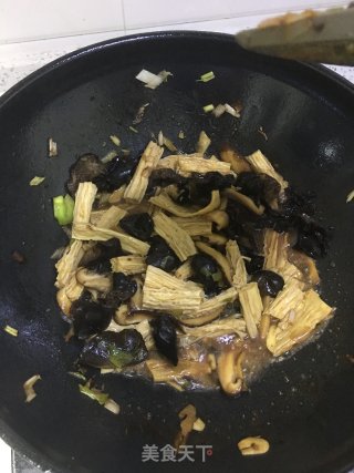香菇木耳烧腐竹的做法步骤：7