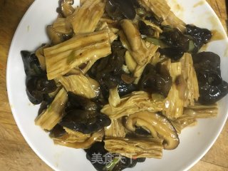 香菇木耳烧腐竹的做法步骤：8