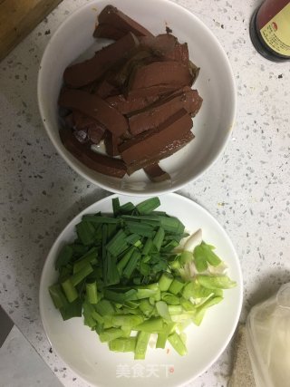蒜苗炒鸭血的做法步骤：1