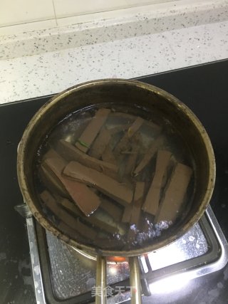 蒜苗炒鸭血的做法步骤：2