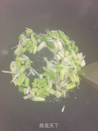 蒜苗炒鸭血的做法步骤：4