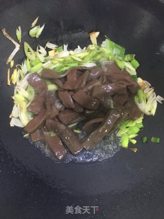 蒜苗炒鸭血的做法步骤：5