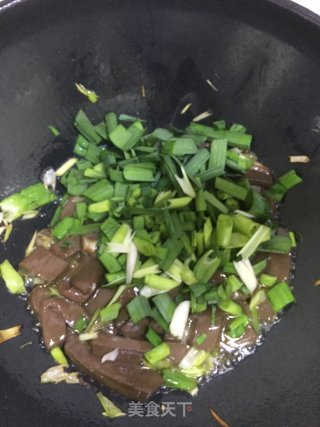 蒜苗炒鸭血的做法步骤：6