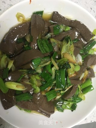 蒜苗炒鸭血的做法步骤：7