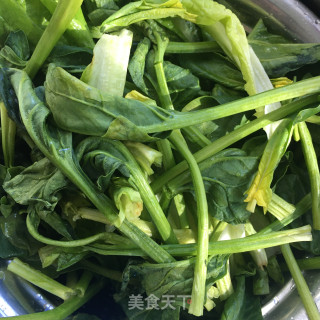 菠菜酸汤鸡蛋面的做法步骤：1