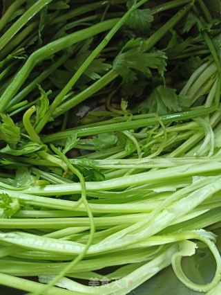 香芹豆干炒里脊肉丝的做法步骤：1