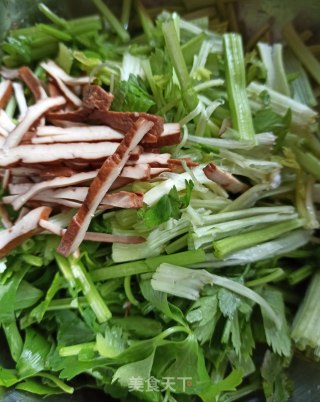 香芹豆干炒里脊肉丝的做法步骤：2