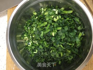 韭菜虾皮炒鸡蛋的做法步骤：1