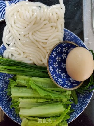 韭菜鸡蛋土豆粉的做法步骤：1