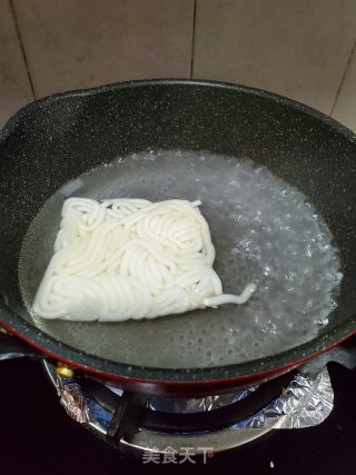 韭菜鸡蛋土豆粉的做法步骤：2
