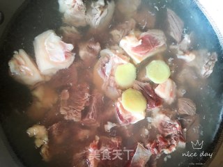 莲藕烧牛肉的做法步骤：2