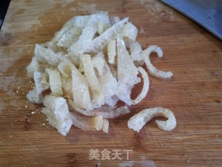 海参肉皮炒芹菜的做法步骤：1