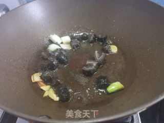 海参肉皮炒芹菜的做法步骤：6