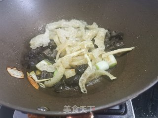 海参肉皮炒芹菜的做法步骤：7