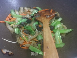 海参肉皮炒芹菜的做法步骤：9