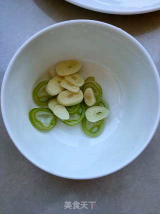 油泼黄瓜片的做法步骤：3